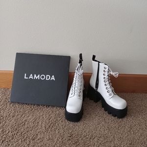 LAMODA White Patent Platform Boots Size 7